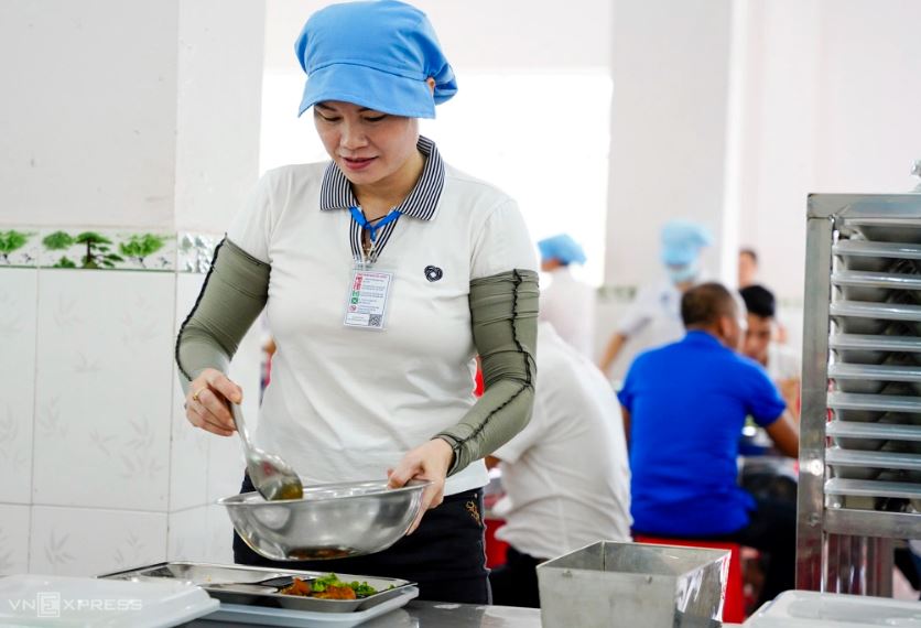 Giờ ăn trưa của lao động dệt may ở Đà Nẵng, tháng 6/2024. Ảnh: Nguyễn Đông